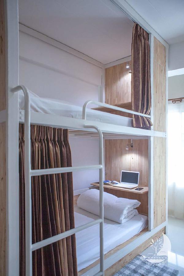 Railway Park Hostel 치앙마이 외부 사진